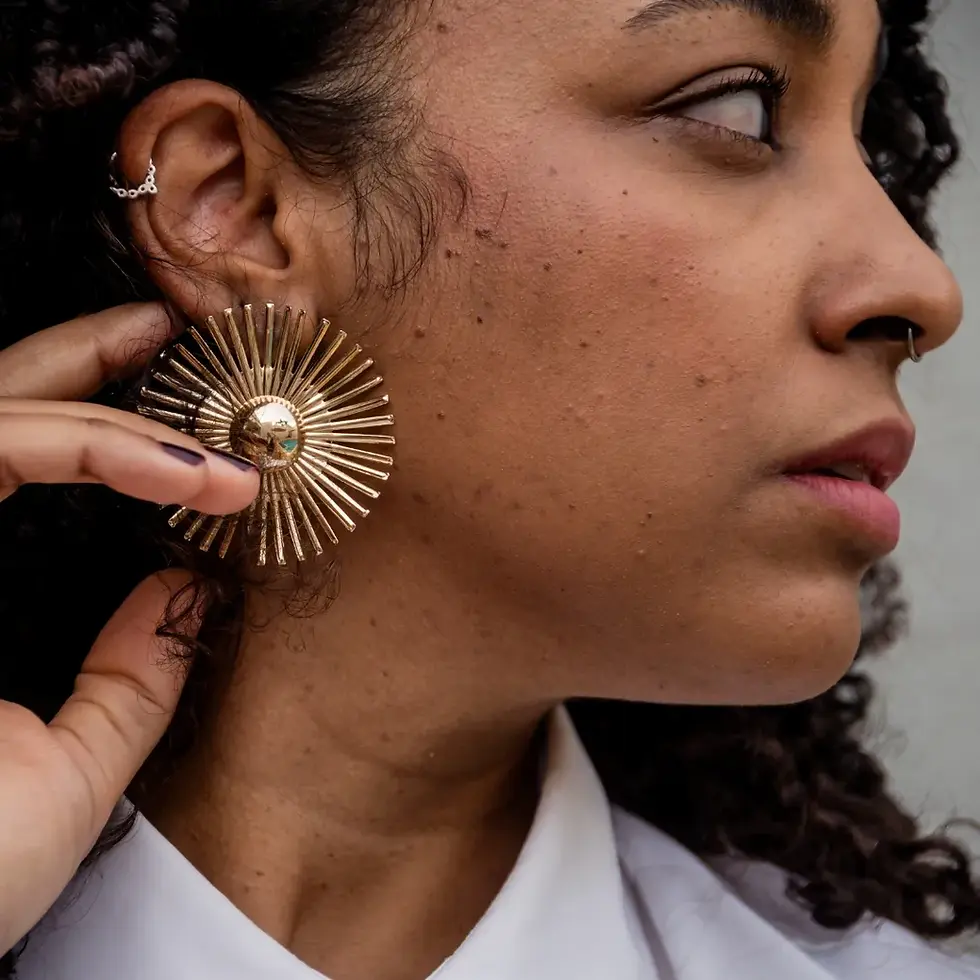 Miniatura: O acessório traz um elemento de design moderno para o look clean e profissional.