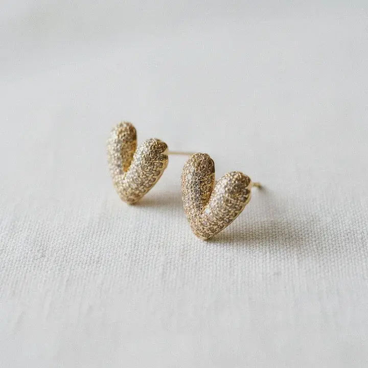 Miniatura: O formato abaulado projeta a peça, garantindo que o cravejado brilhe em múltiplas direções.