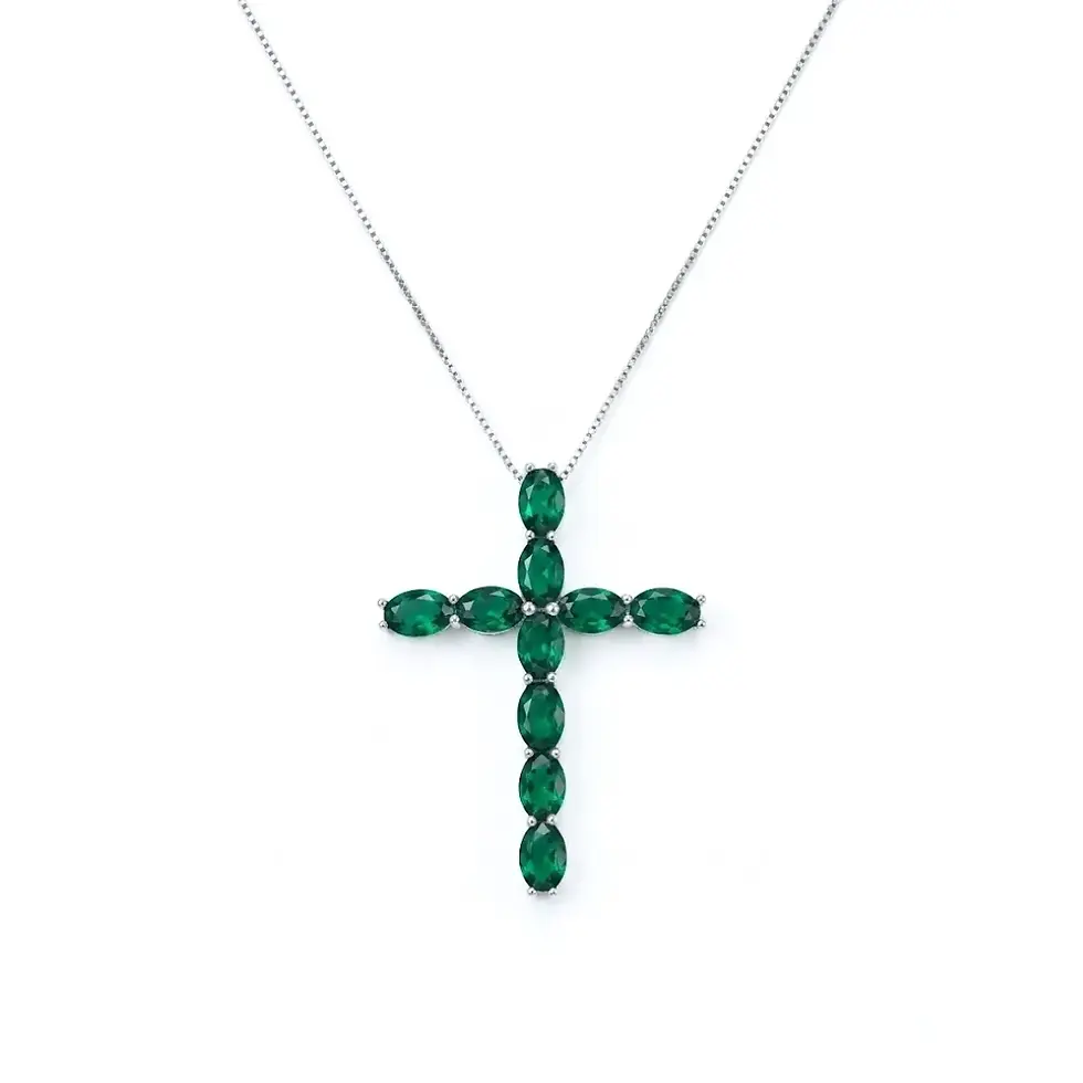 Colar Crucifixo Esmeralda em banho de ródio branco sobre fundo branco, destacando a lapidação oval das gemas e o design da pe