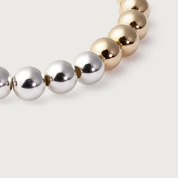 Miniatura: As imagens focam no polimento de alto brilho espelhado, na transição perfeita entre as bolas prateadas e douradas