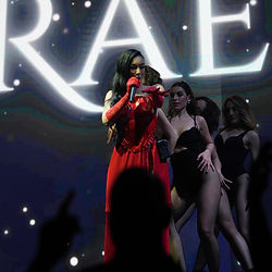 Raèla mentre canta con il suo corpo di ballo