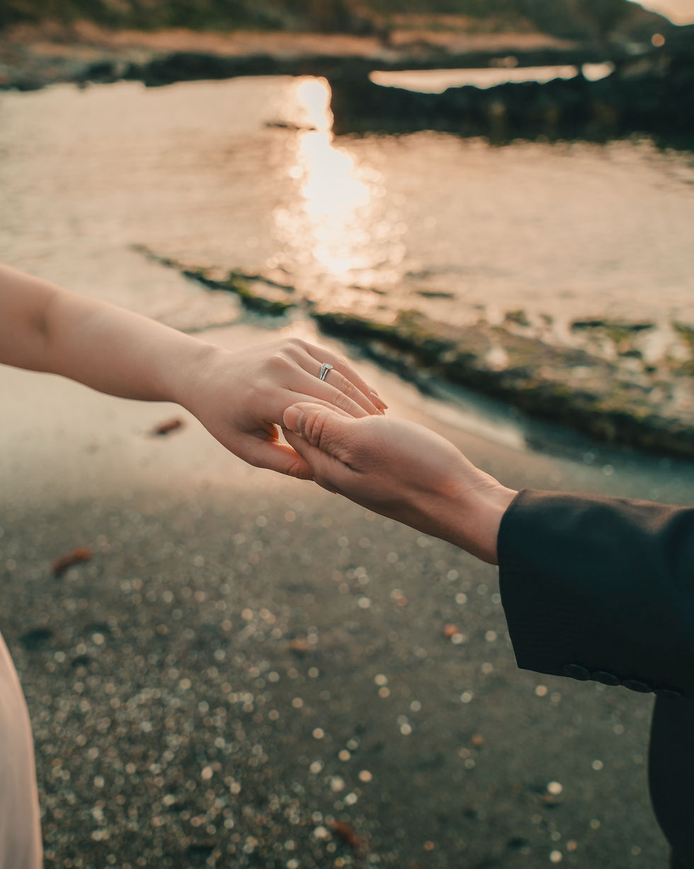 未来に向けて手をひく新郎の手