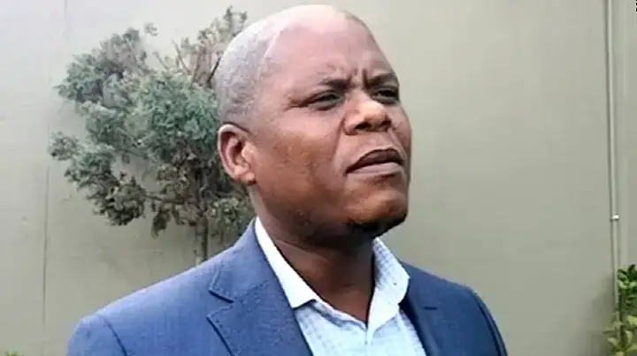 Khulu Phasiwe has died. Explore his career in financial journalism, Eskom communications, radio astronomy, the Public Protector’s office and ATNS.