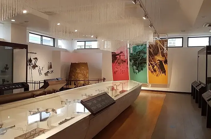 Discover Kinshasa’s 2025 art scene: top galleries, museums, and markets where Congolese creativity shines through color, culture, and craft.