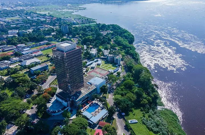 Discover 8 of Kinshasa’s best rooftop bars with epic Congo River views, cocktails, live music, and 2025 vibes from luxe hotel decks to hidden local gems.