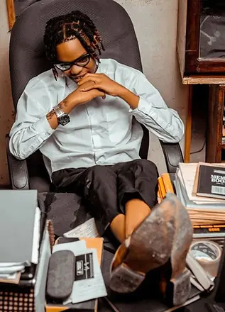 Experience the high-energy singeli hit Sio Pesa by Mczo Morfan. Fast beats, powerful lyrics, and Tanzanian street vibes. Download MP3 & stream the track now.