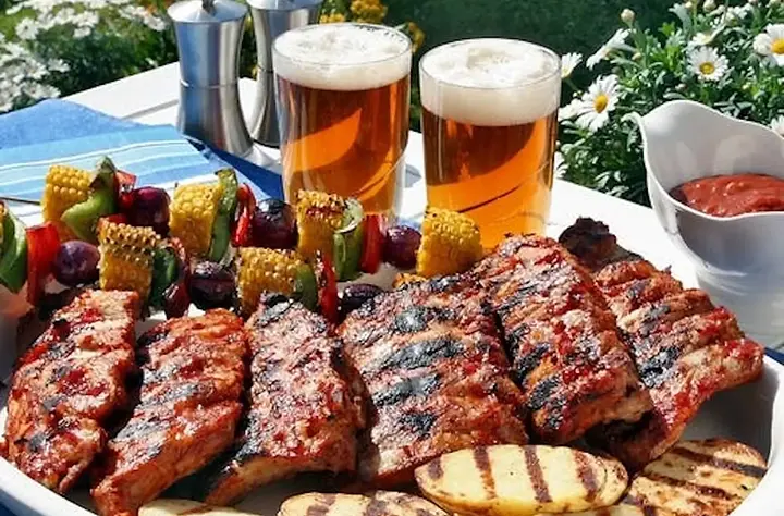 The 2025 guide to Kinshasa's finest braise (grill) joints. Find legendary Mama Colonel chicken and river cossa prawns for an authentic Congolese feast.