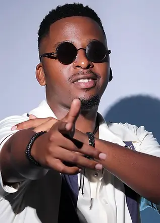 Mvzzle’s “Leskandi” is a Lekompo banger with Barcadi vibes and Limpopo grooves. Watch the visualizer, stream online, and download the MP3 on XTRAfrica.