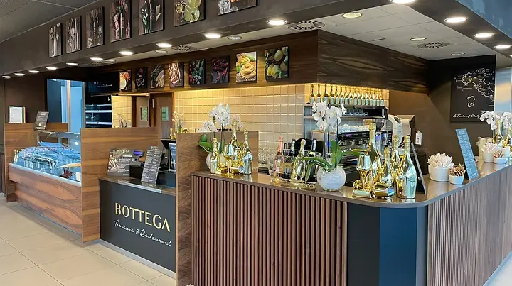 Explore Seychelles’ top bars of 2025 from barefoot beach shacks to luxe lounges. Cocktails, sunsets, and island vibes await.