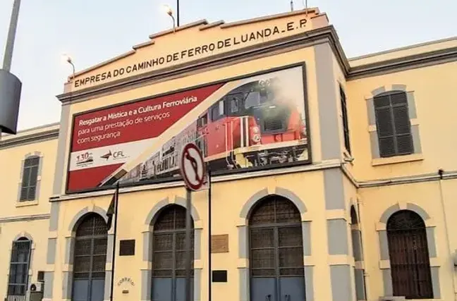 Explore eight hidden gems in Luanda that only locals know, from moonlike cliffs to secret markets and historic forts. Your insider guide to the city’s real magic.