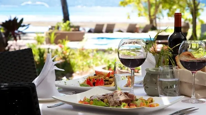 Discover Seychelles’ best dining spots in 2025 from Creole beach shacks to luxury island restaurants serving fresh seafood and global flavors.