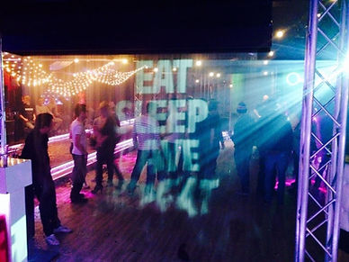 fogscreen eat sleep rave repeat trussiportti sumuverho valaistuna klubikeikalla