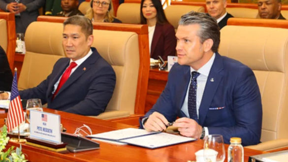 Bộ trưởng Chiến tranh Hoa Kỳ đến Hà Nội gặp các lãnh đạo cao nhất đàm phán bán vũ khí lớn cho Việt Nam nhưng Thủ tướng Cộng Sản vắng mặt
