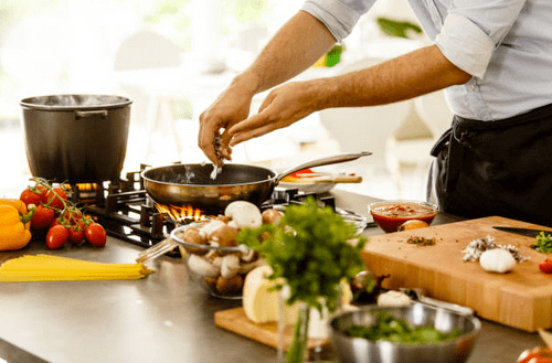 Un chef cuisinier