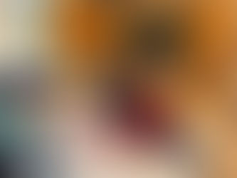 Groupe de personnes âgées et une bénévole jouant à un jeu de société