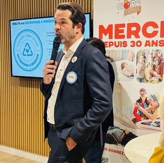 Personne qui parle devant le club partenaires docteur clown