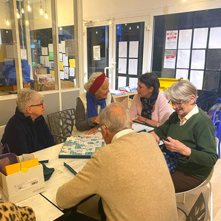 Groupe de personnes âgées et d'une bénévole lors d'une journée solidaire