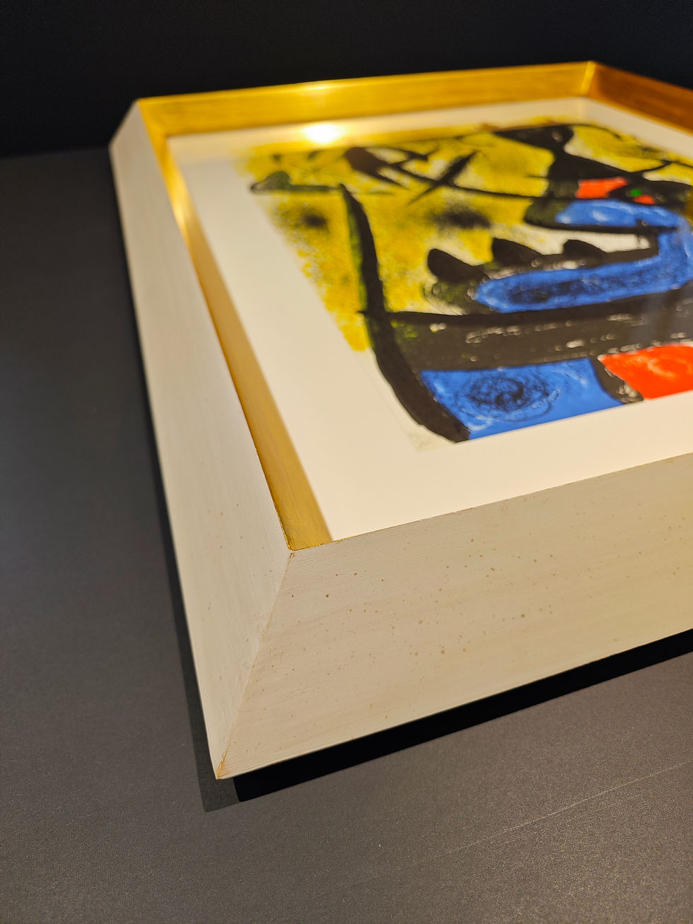 Dettaglio conservazione opera d'arte con cornice dorata