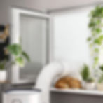 Seitliche Ansicht der Frosnir Fensterdurchführung mit integriertem Lüftungsfenster und Insektenschutz