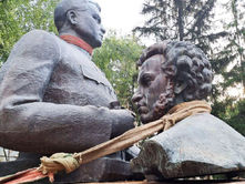 Погруддя ватутіна та пушкіна, що демонтували у Полтаві, передадуть до музею в Сумській області 
