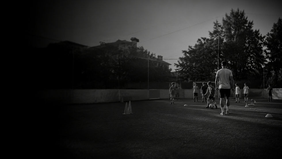 Schwarzweiß-Fußballtraining_edited.jpg
