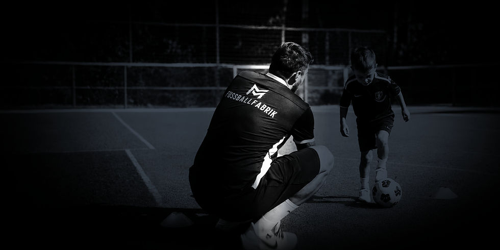 Schwarzweißes Fußballtraining mit Coach und Kind_edited_edited.jpg