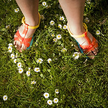 young-girl-wearing-sandals,-summer-daisies