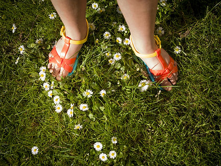 young-girl-wearing-sandals,-summer-daisies