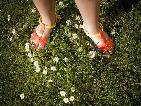 young-girl-wearing-sandals,-summer-daisi