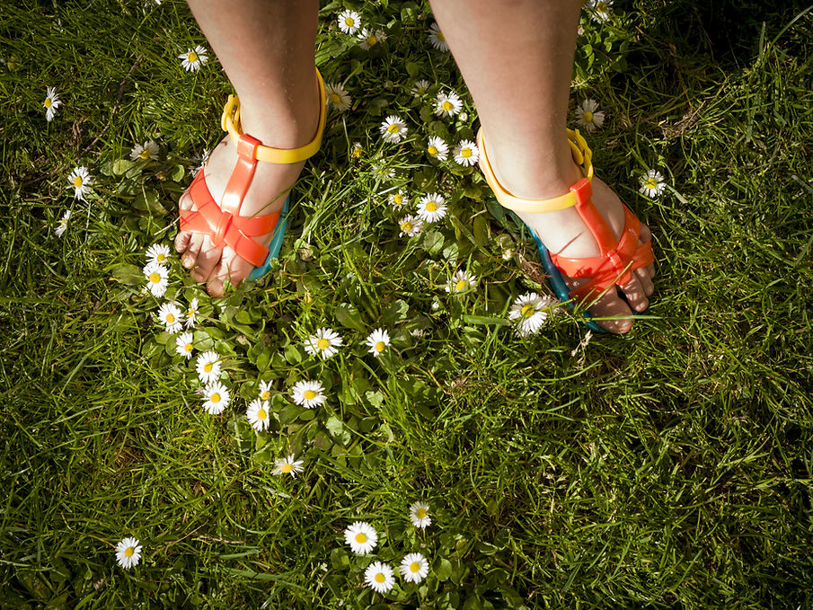 young-girl-wearing-sandals,-summer-daisies