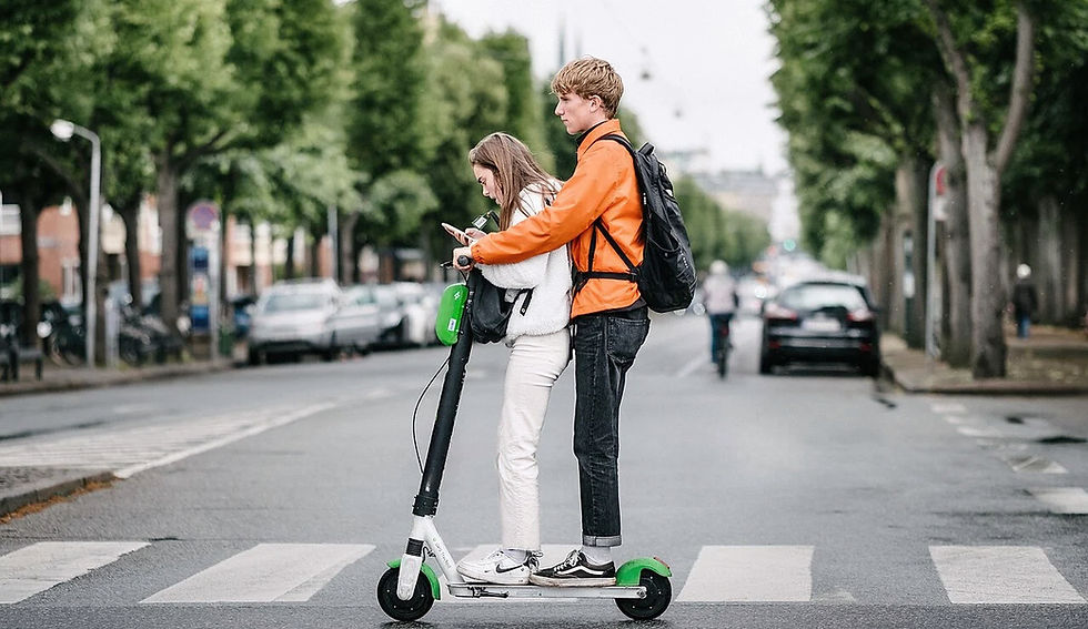 Elektromos roller és fiatalok: ki felel balesetnél? | Dr. Homoki Balázs ügyvéd - Kecskemét