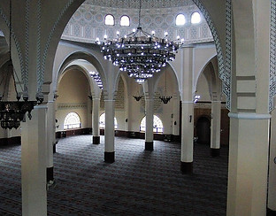 Interior_view_Kampala_National_mosque.JPG