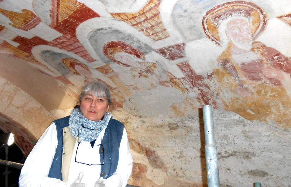 Restauratrice sous des peintures de l'église Notre-Dame à Chemillé. Découvrir quelques peintures de l'église romane Notre-Dame à Chemillé.