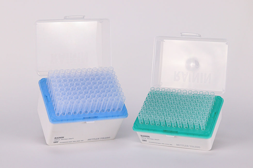 Caixas de ponteiras de pipeta Rainin abertas, uma com tampa azul e outra verde, sobre fundo branco.