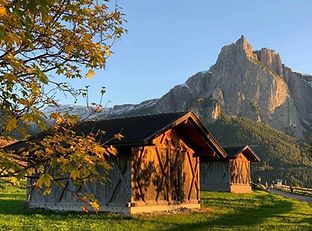 Hütte und Bergspitze.jpg