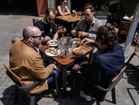 Platos caseros servidos en la terraza de All You Eat Is Love, Poblenou
