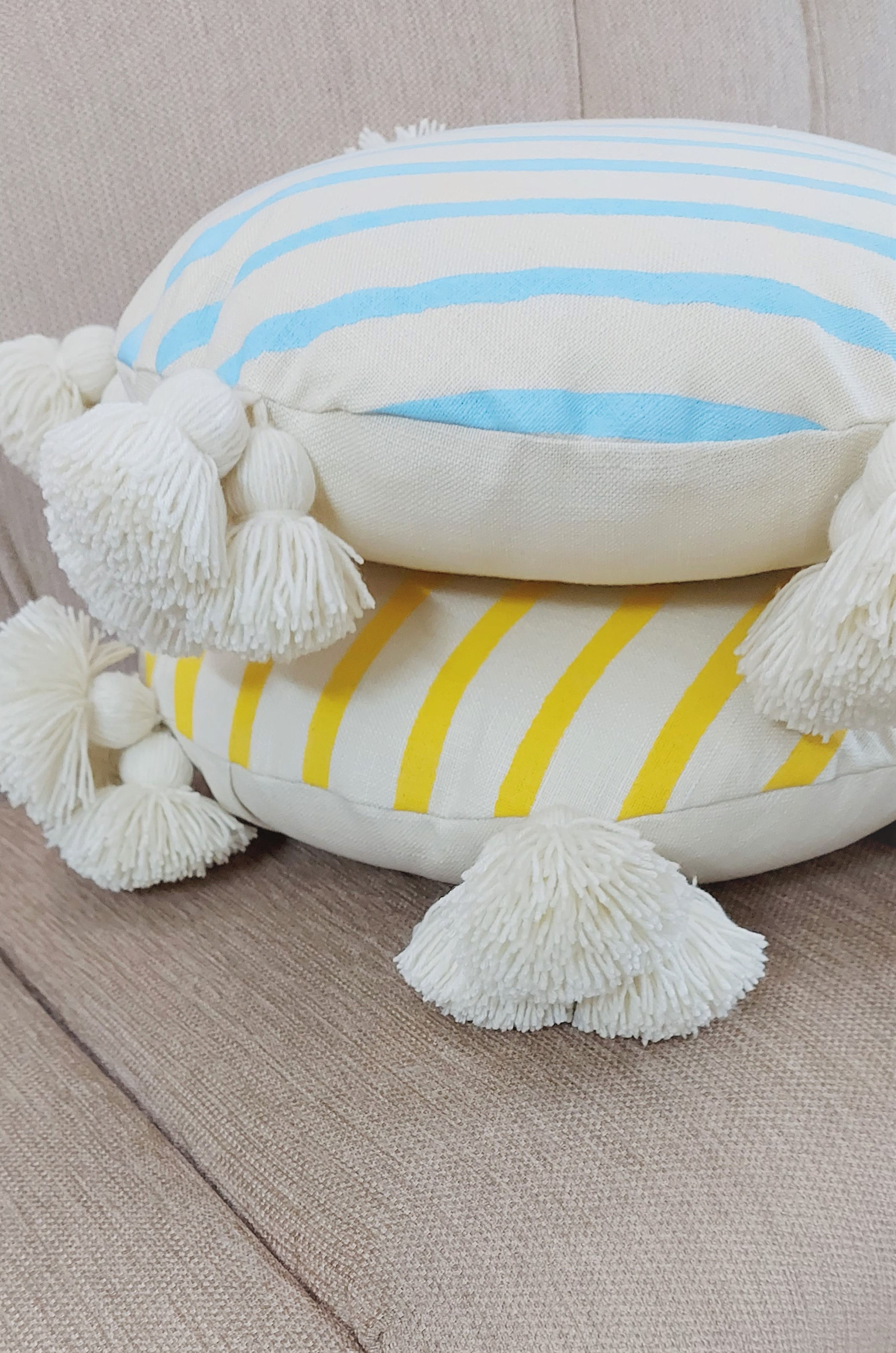 Striped cushion cover with tassels made of premium fabric