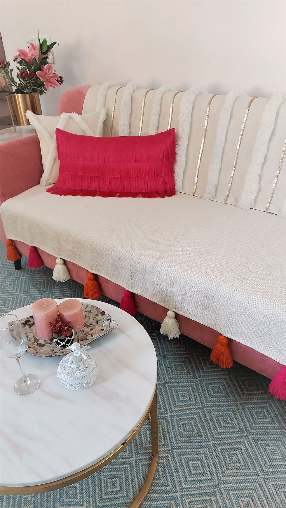 Miniaturbild: Off White Hand Embroidered Custom Made Tassel Sofa Cover