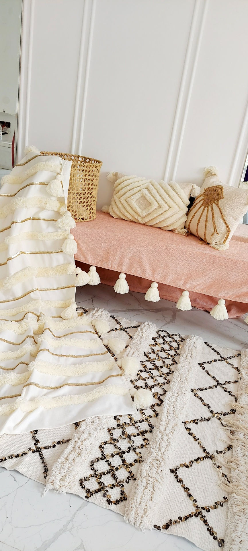 Pikkukuva: Moroccan Embroidered Christmas Tassel Throw