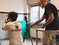 Laboratori educativi per adolescenti al Centro Diurno Binario 9 e ¾: attività di fotografia con esercitazione pratica e utilizzo di attrezzatura professionale.