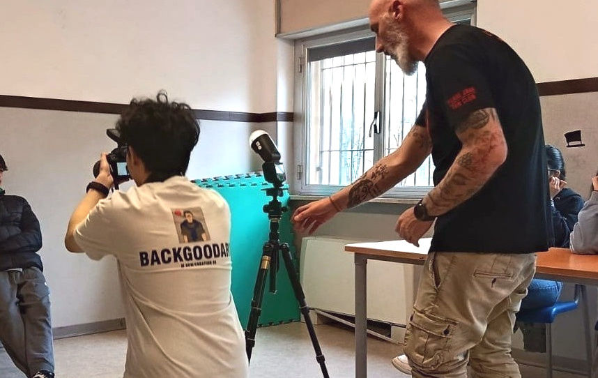 Laboratori educativi per adolescenti al Centro Diurno Binario 9 e ¾: attività di fotografia con esercitazione pratica e utilizzo di attrezzatura professionale.