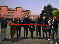 Persone davanti al taglio del nastro per l'inaugurazione