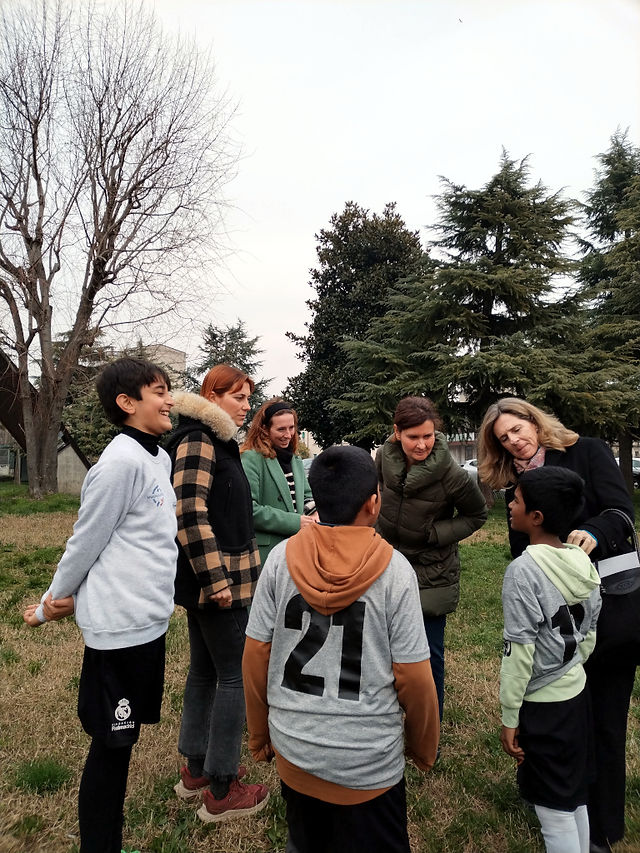 Fondazione Real Madrid con Rachele e i ragazzi che giocano a calcio