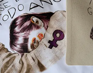 textil-retrato-feminista-detalle-camiseta-ilustracion-ilustrada-judit-miau-dibujo.webp