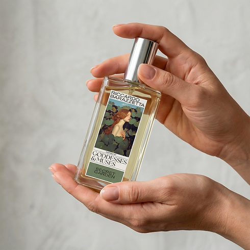 mockup profumi riccardo barazzetta goddesses and muses secret garden in mano.psd.png