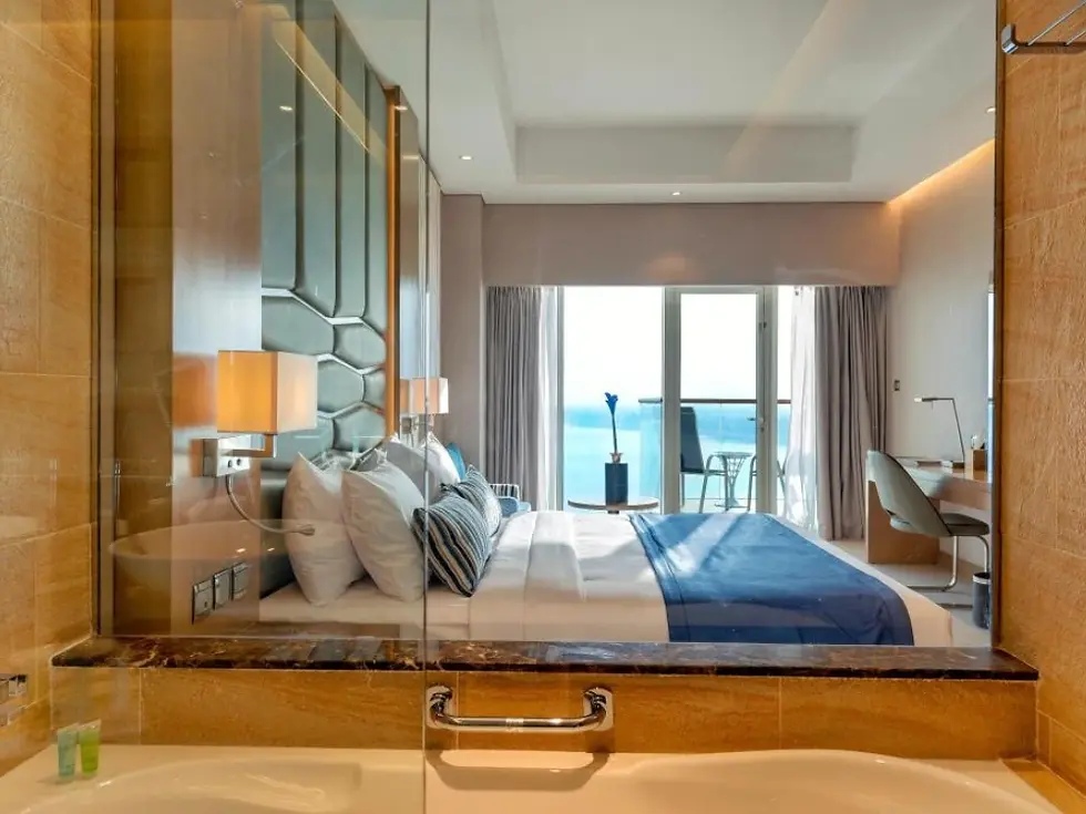 Miniatura: Palm Jumeirah Staycation 1 Night for Two Gift Voucher