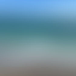 Kiesstrand und Meerblick mit blauem Himmel