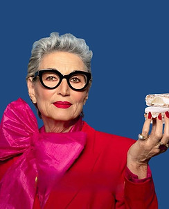 image femme qui présente une pâtisserie JPG
