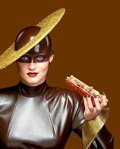 femme qui déguste un sandwich JPG