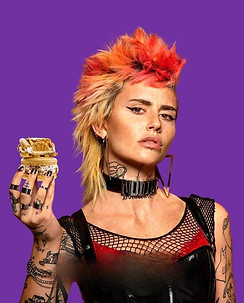 femme qui déguste un macaron JPG